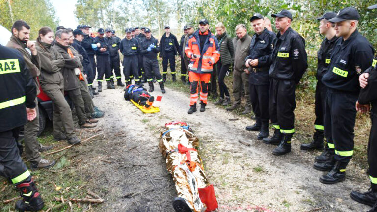 Strażacy ćwiczyli ratowanie w lesie